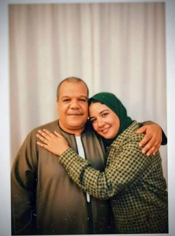 الفتاة بصحبة والدها&nbsp;