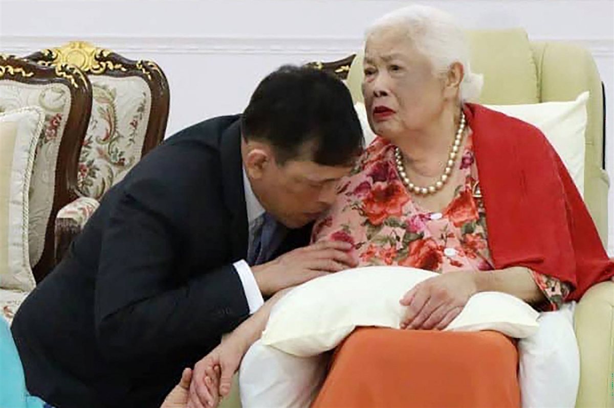 <strong>وفاة الملكة الأم</strong>