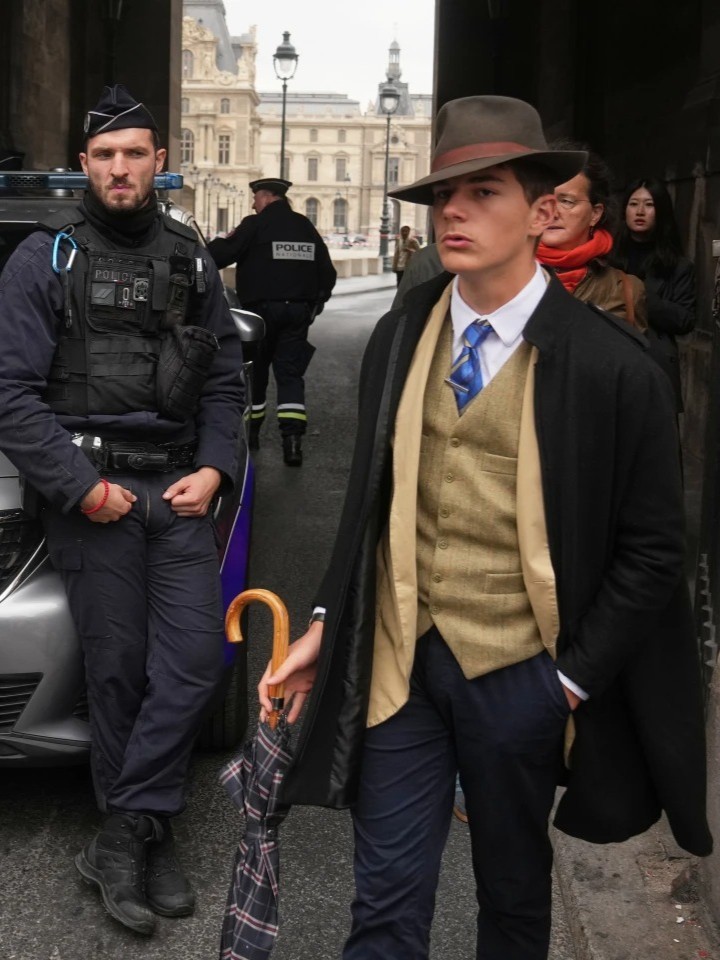 <strong>رجل غامض يثير الجدل أمام متحف اللوفر</strong>