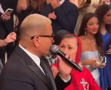 سيدة مسنة ترقص مع عمرو دياب