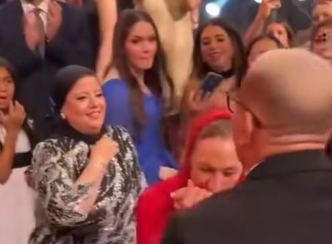 سيدة مسنة ترقص مع عمرو دياب