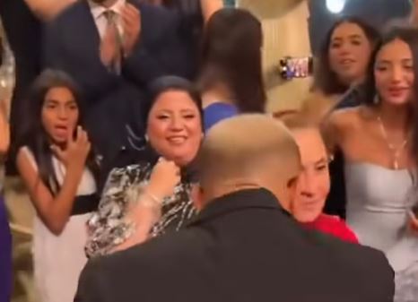 سيدة مسنة ترقص مع عمرو دياب وتقبل يده