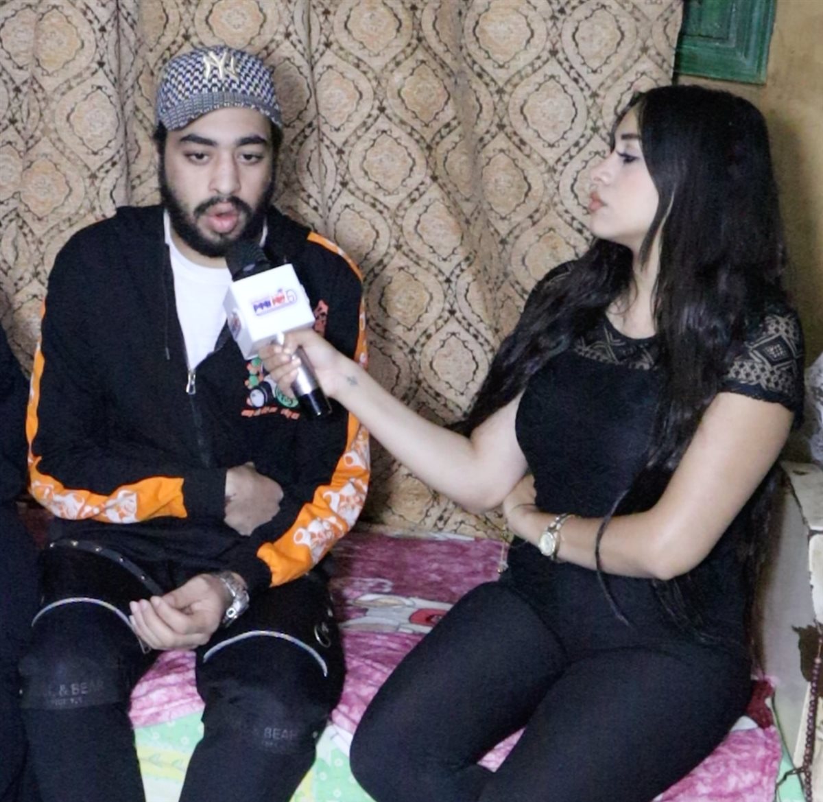 مذيعة نيوز رووم مع نجل الضحية&nbsp;