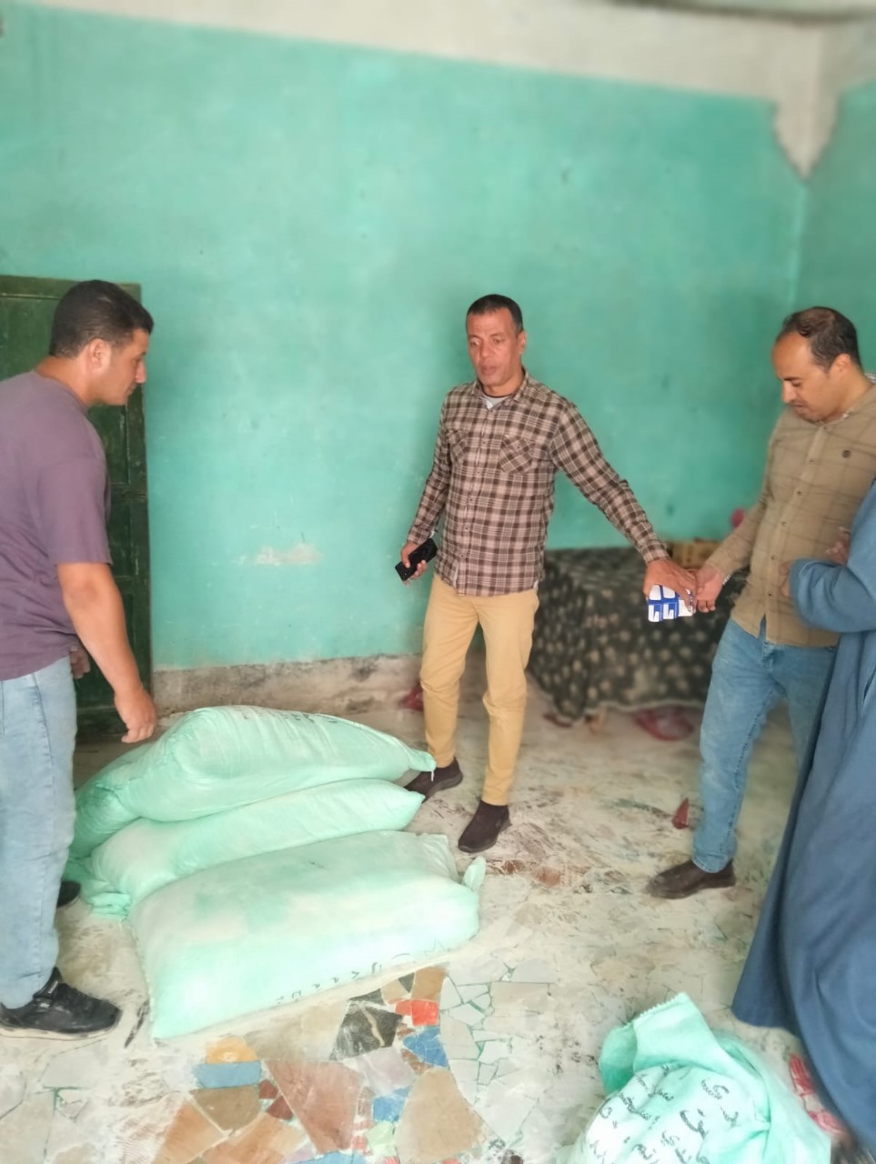 ضبط 101 علبة سجائر أزيد من السعر الرسمي وأسطوانات بوتاجاز بيع أزيد من السعر الرسمي<br>