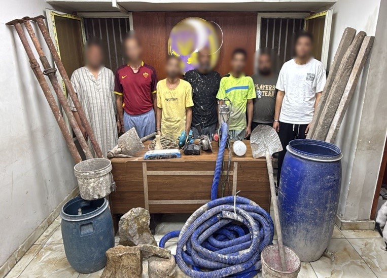 المتهمين و أمامهم المضبوطات