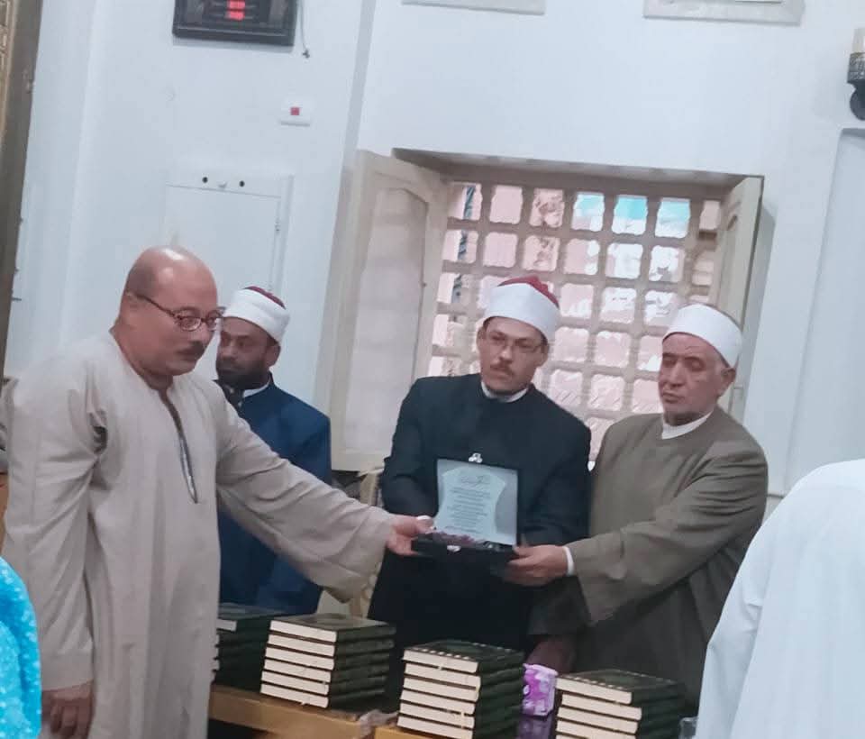 علماء الأوقاف بالفيوم يكرمون الشيخ سلامة عبد الرازق تقديرًا لإخلاصه في العمل<br>