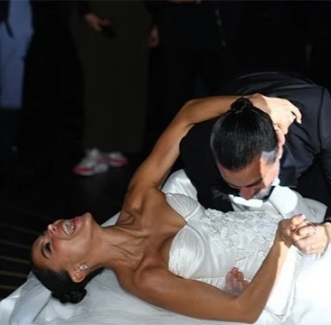 سقوط هادي الباجوري وزوجته هايدي خالد في حفل زفافهما