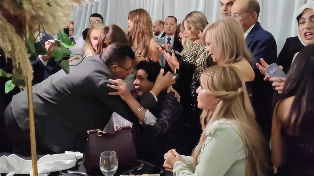 محمد منير في حفل زفاف ابنة الإعلامية عزة مصطفى