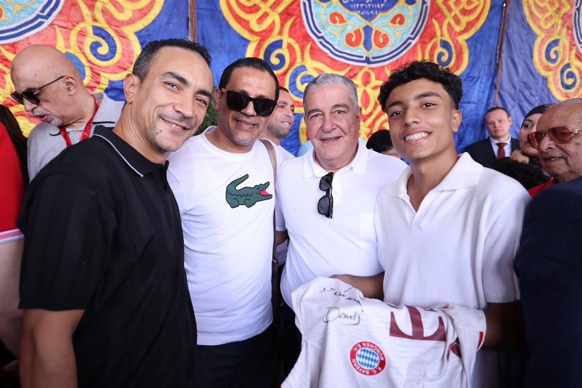 ياسين منصور يتوسط أعضاء الجمعية العمومية بالنادي الأهلي