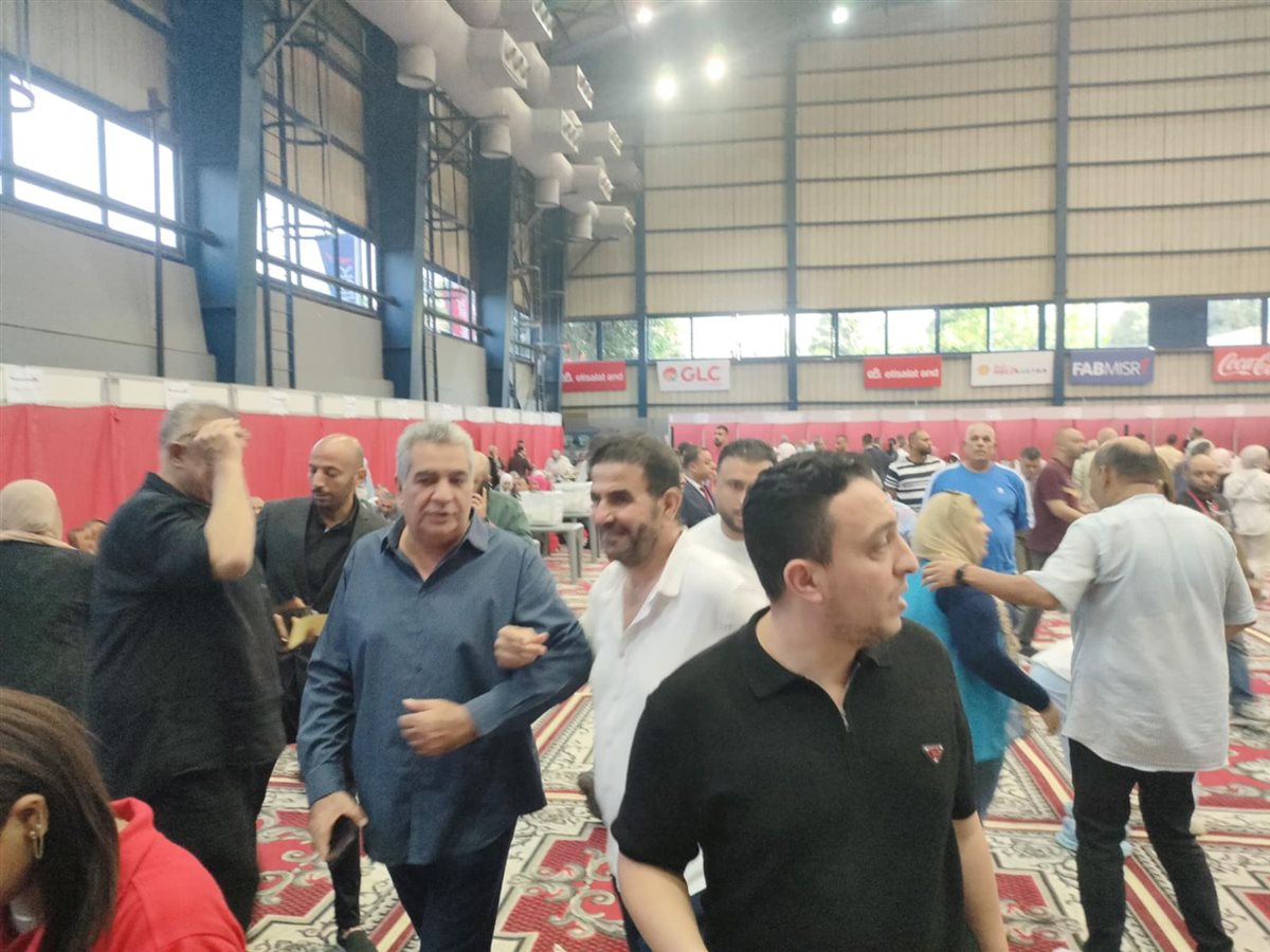 إبراهيم المنيسي و أحمد مجاهد داخل إحدى اللجان الانتخابية