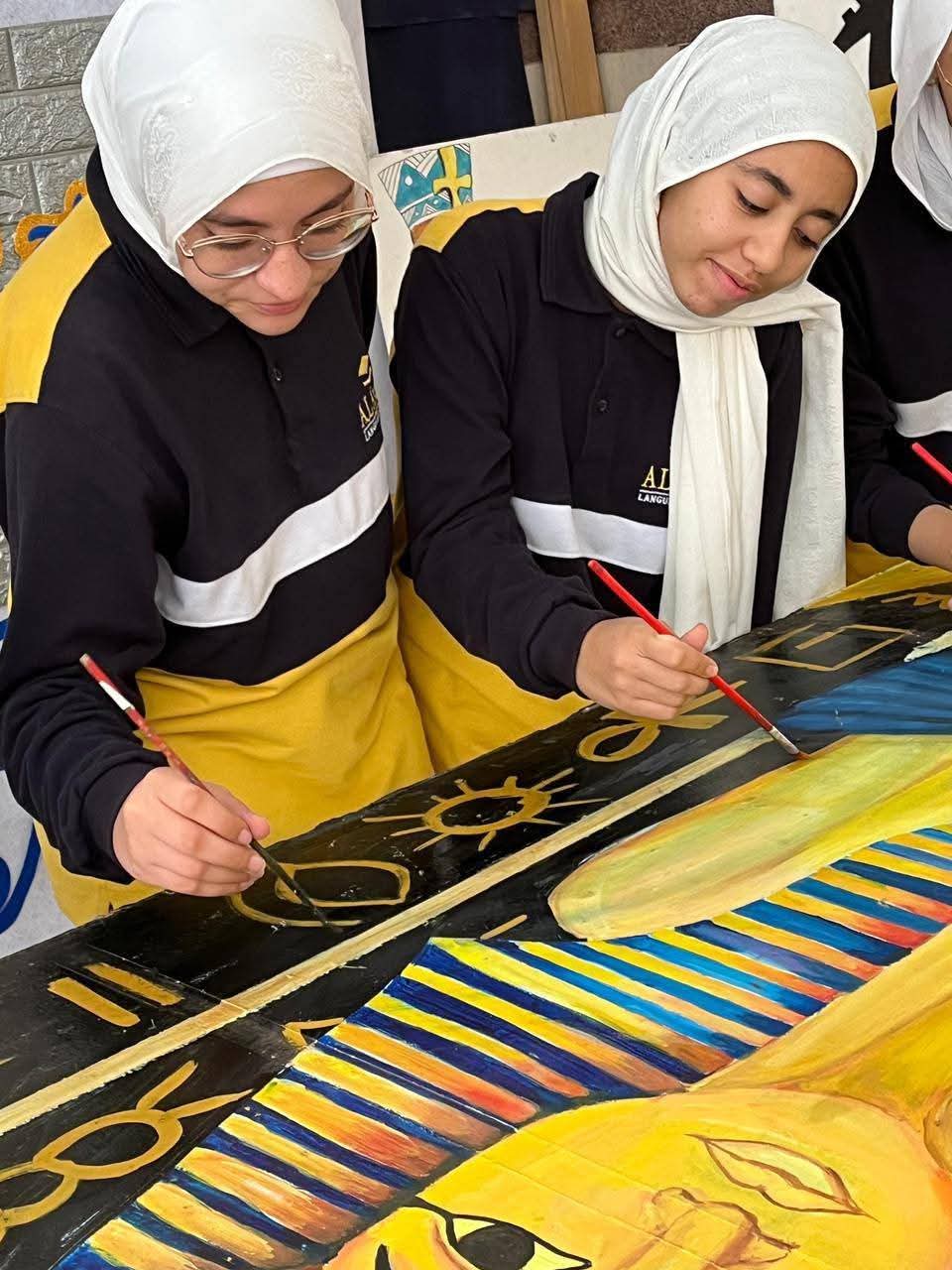 طالبات مدرسة الأوائل بالفيوم يبدعن في ورشة عمل الإحتفال بالمتحف الجديد