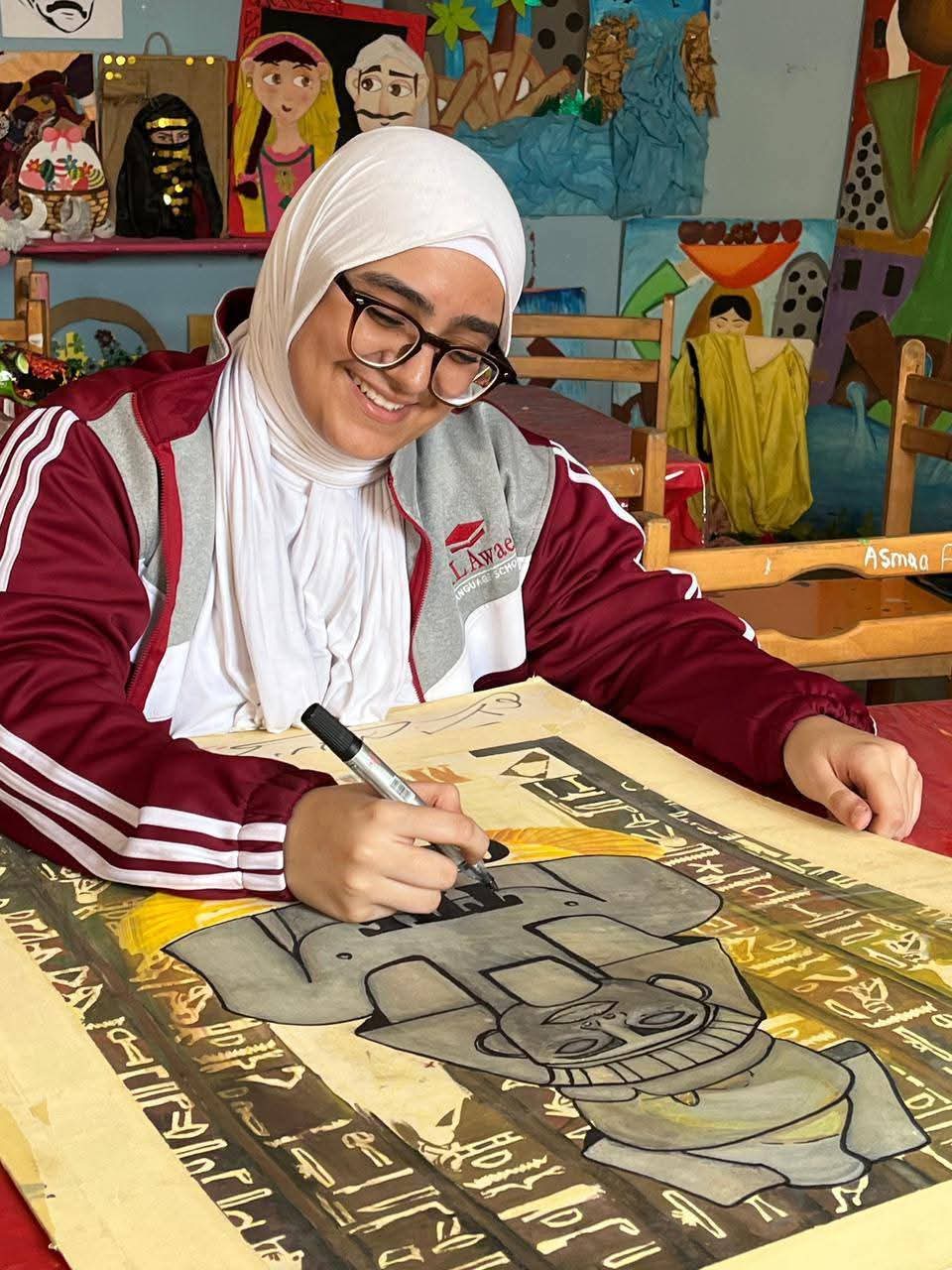 طالبات مدرسة الأوائل بالفيوم يبدعن في ورشة عمل الإحتفال بالمتحف الجديد