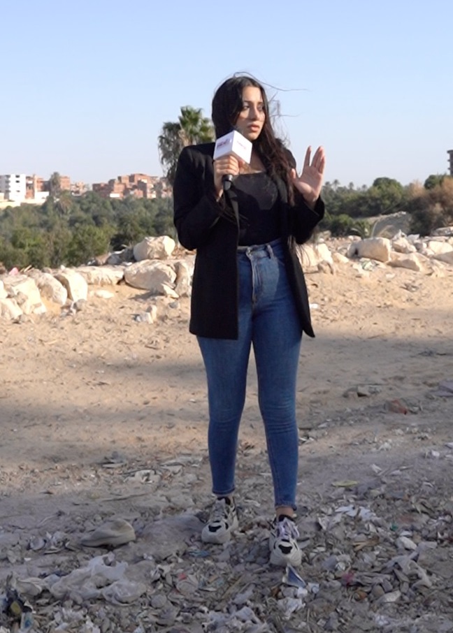 مذيعة نيوز رووم في موقع القاء الجثة