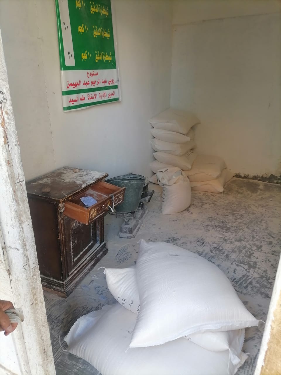 تموين الفيوم يضبط 675 لتر بنزين 80 لدي أحد تجار السوق السوداء <br>