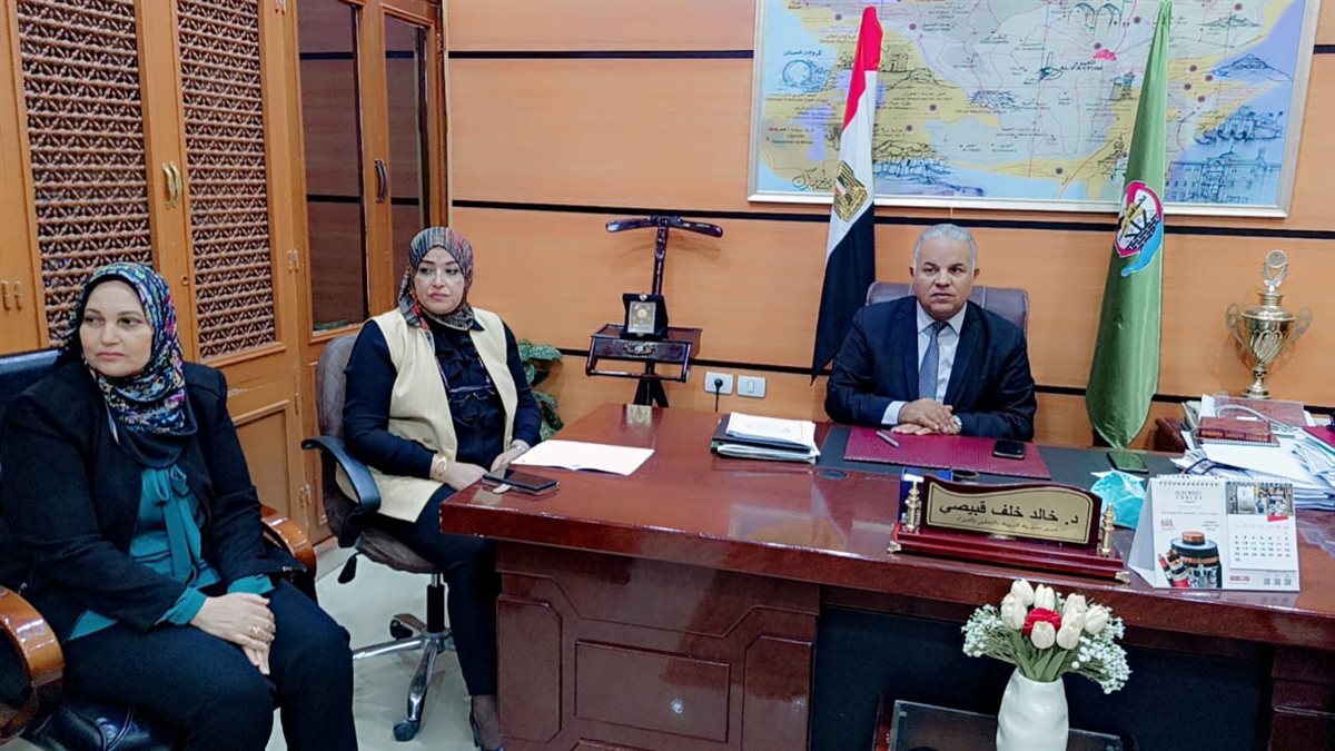 قبيصي يناقش مسئول التنمية المستدامة لتعزيز جهودها داخل المدارس وتحسين البيئة المدرسية