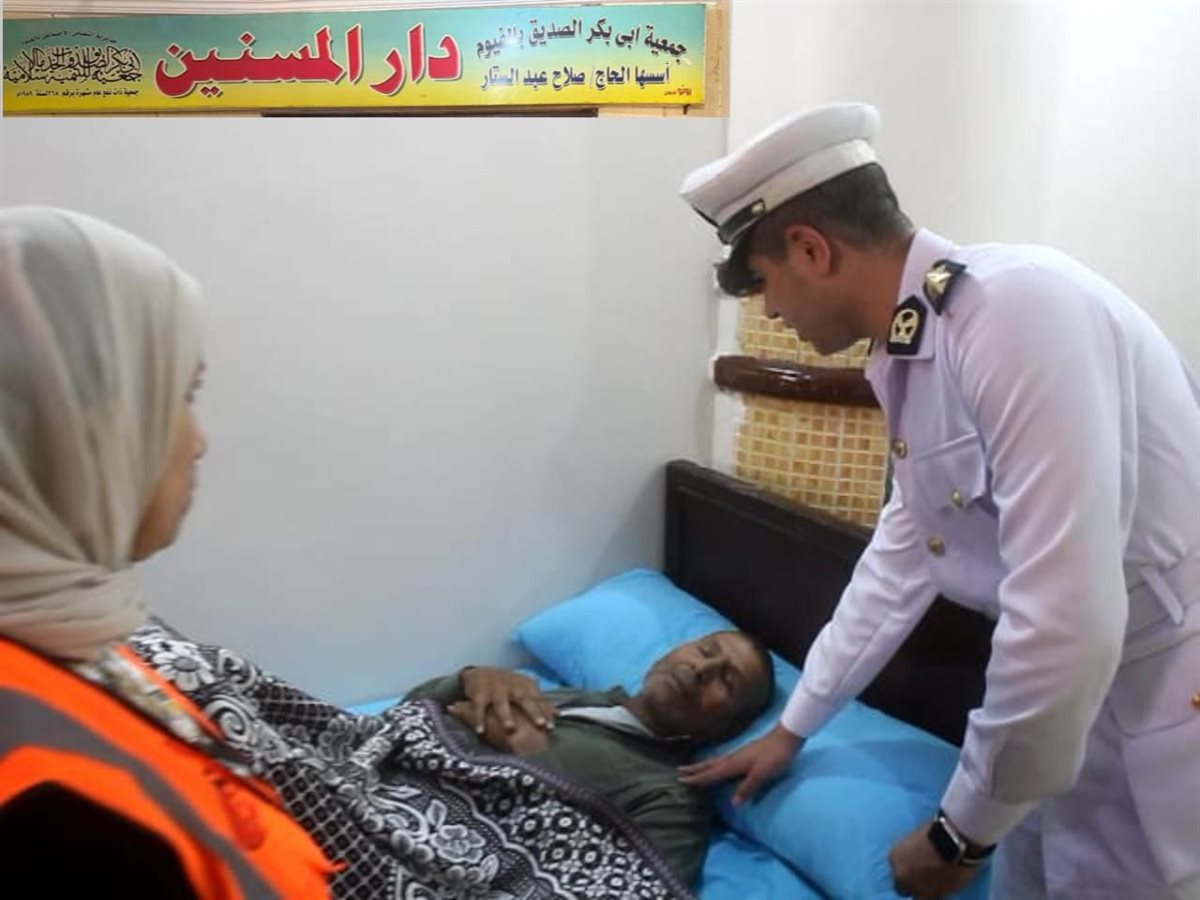 أمن الفيوم ينقذ مسن مشرد من الموت في الشوارع
