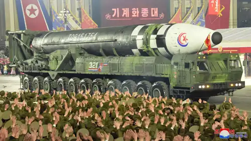 <strong>كوريا الشمالية تطلق قذائف صاروخية</strong>