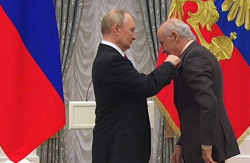 <strong>الرئيس الروسي فلاديمير بوتين يمنح العالم الكردي رشاد ميران ميدالية بوشكين</strong>