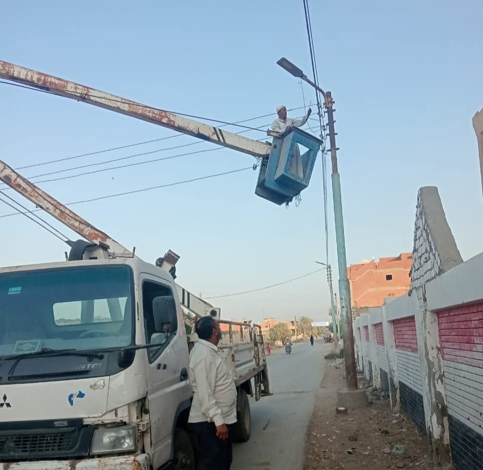 حملات مكبرة لتمهيد الطرق وصيانة الإنارة بالقرى وغرس أشجار بطريق بحيرة قارون ضمن مبادرة 100 مليون شجرة