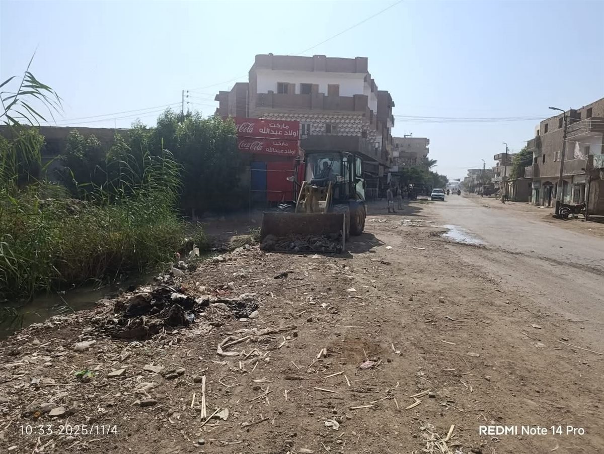 حملات مكبرة لتمهيد الطرق وصيانة الإنارة بالقرى وغرس أشجار بطريق بحيرة قارون ضمن مبادرة 100 مليون شجرة