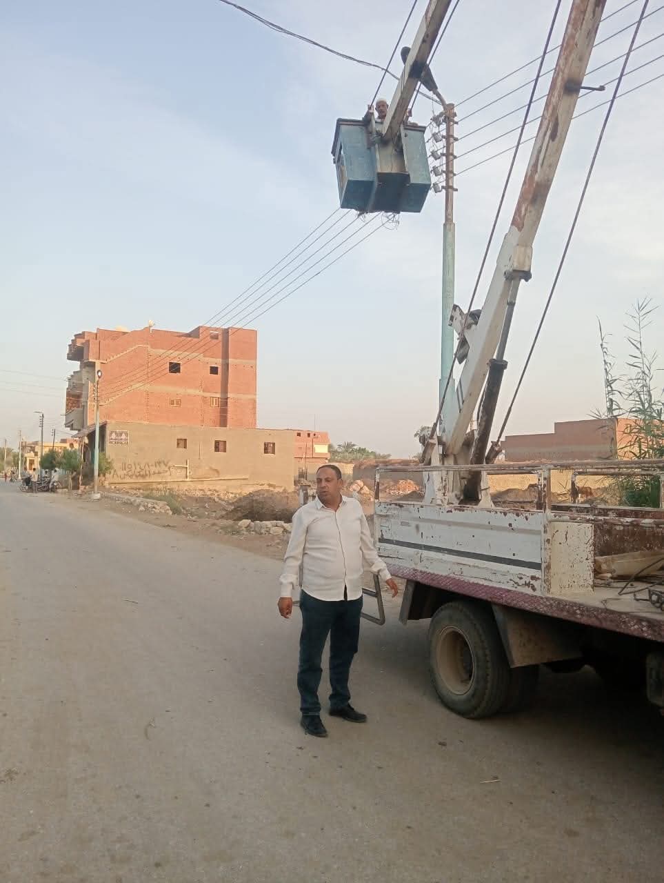 حملات مكبرة لتمهيد الطرق وصيانة الإنارة بالقرى وغرس أشجار بطريق بحيرة قارون ضمن مبادرة 100 مليون شجرة