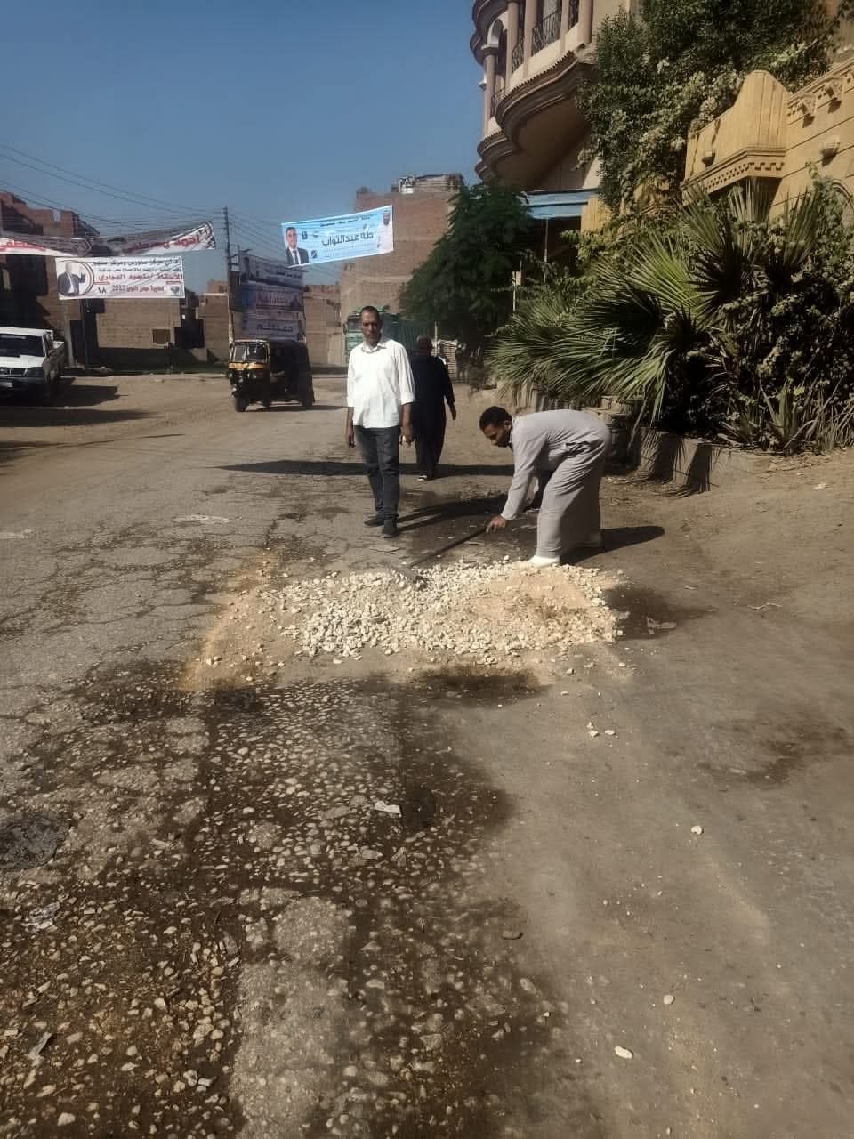 حملات مكبرة لتمهيد الطرق وصيانة الإنارة بالقرى وغرس أشجار بطريق بحيرة قارون ضمن مبادرة 100 مليون شجرة