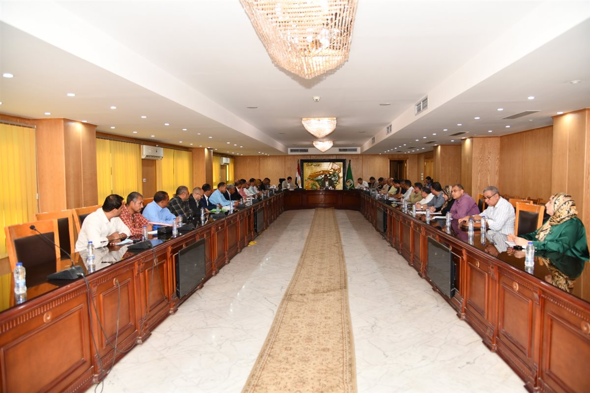 محافظ الفيوم يتابع معدلات الأداء بملفات التقنين والتصالح والمتغيرات المكانية