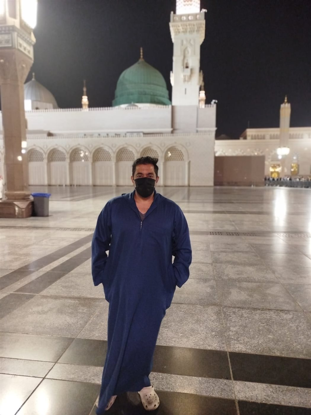 الفنان أحمد فلوكس يؤدي مناسك العمرة