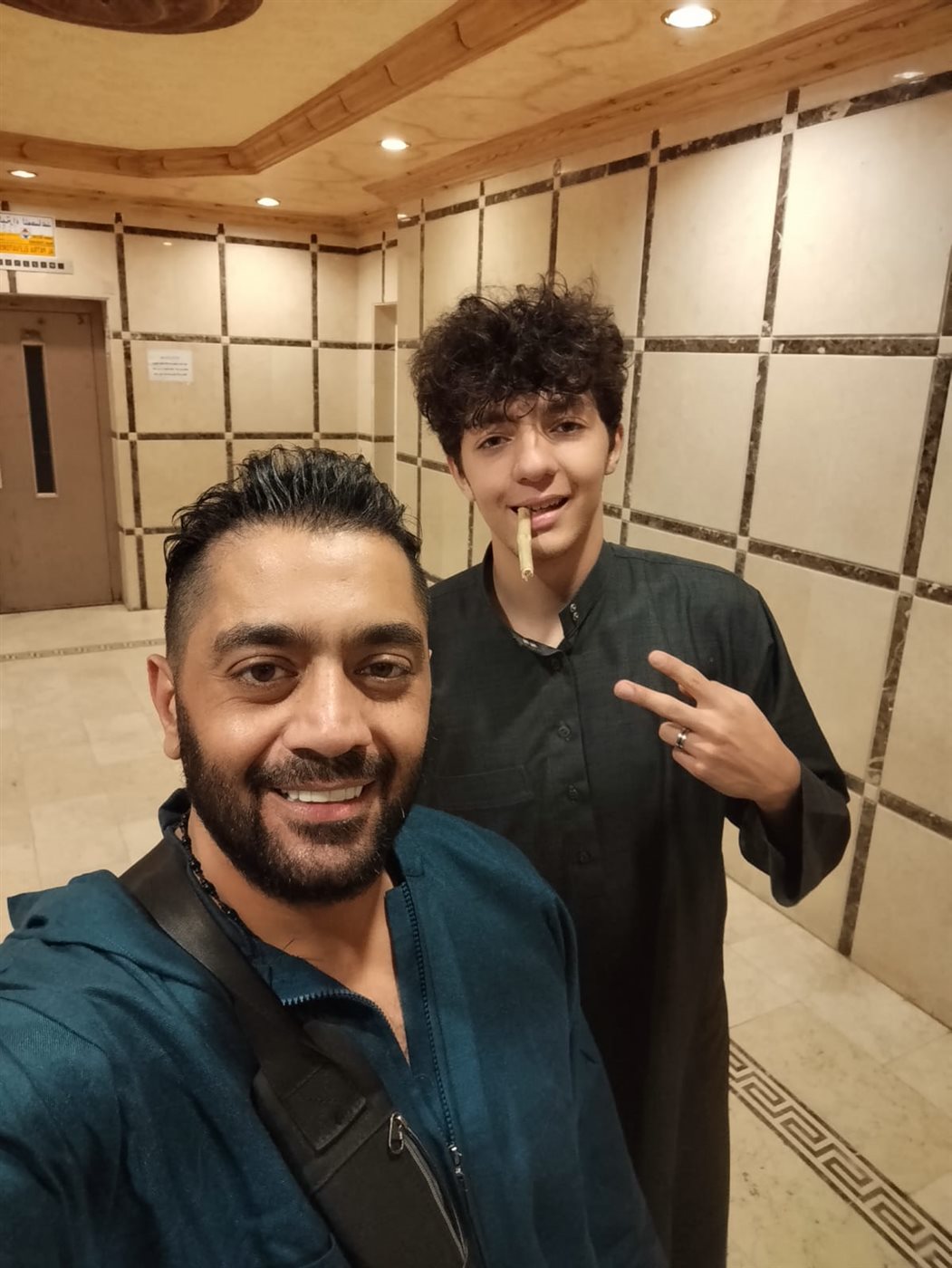 أحمد فلوكس يؤدي مناسك العمر مع نجله