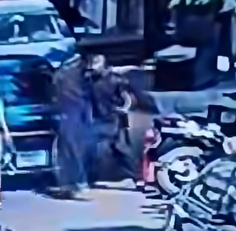 تحرش شخص بفتاة في وضح النهار