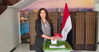 سفيرة مصر بالبحرين تدلي بصوتها في انتخابات مجلس النواب