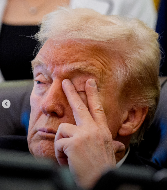 <strong>ترامب يغفو أثناء فعالية رسمية بالبيت الأبيض</strong>