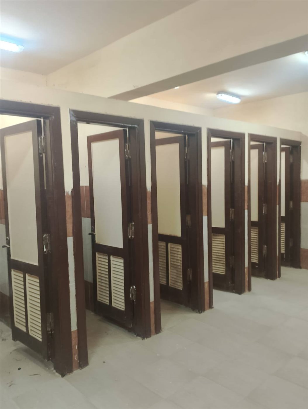 رئيس مركز سنورس يتابع أعمال تفقد وتجهيز مقار اللجان الانتخابية