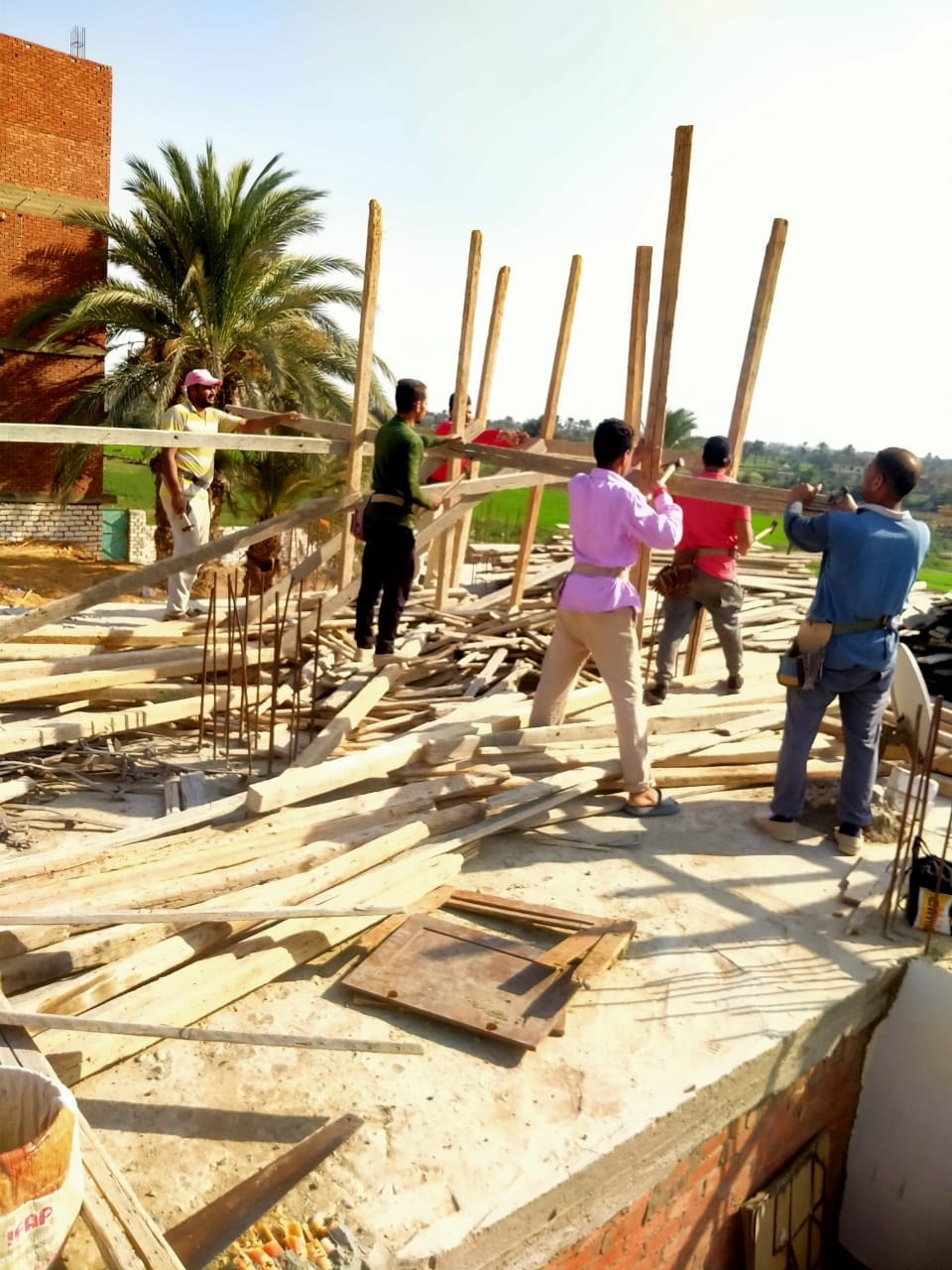 رئيس مدينة طامية : فك شدة خشبيه جاهزة لصب الخرسانة بقرية قصر رشوان