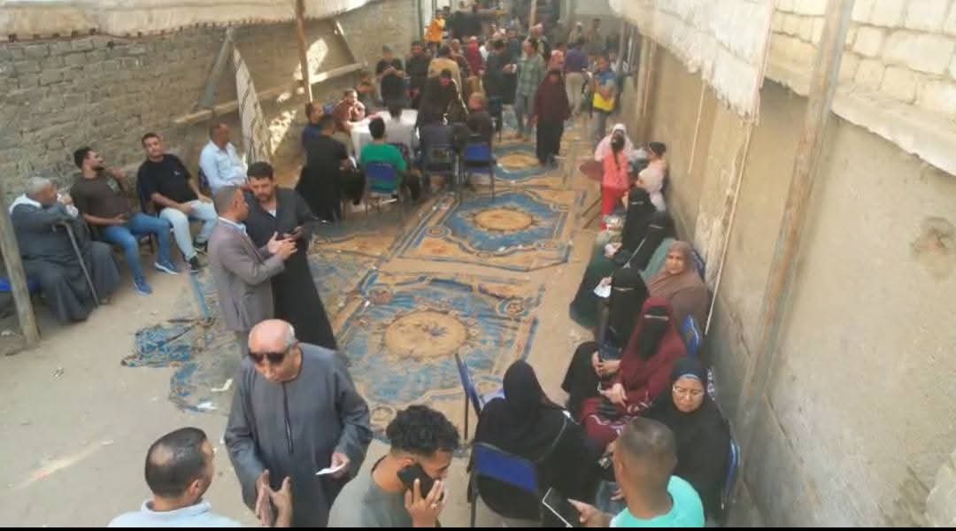 إقبال متزايد للناخبين على لجان الاقتراع وتصدر السيدات والشباب المشهد فى بعض اللجان فى انتخابات النواب ٢٠٢٥ بالفيوم