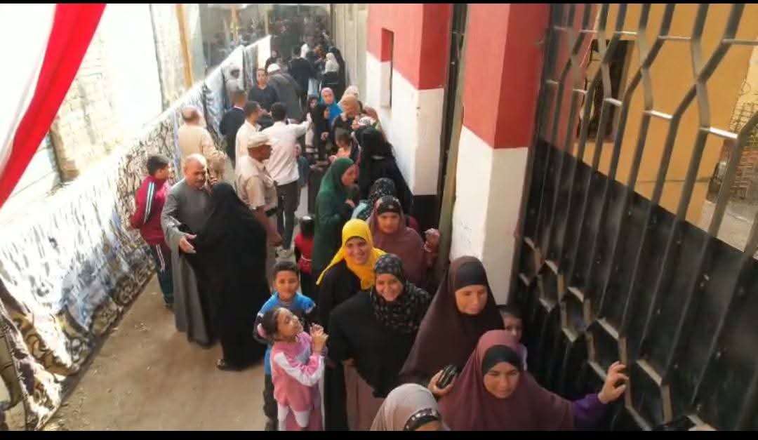 إقبال متزايد للناخبين على لجان الاقتراع وتصدر السيدات والشباب المشهد فى بعض اللجان فى انتخابات النواب ٢٠٢٥ بالفيوم