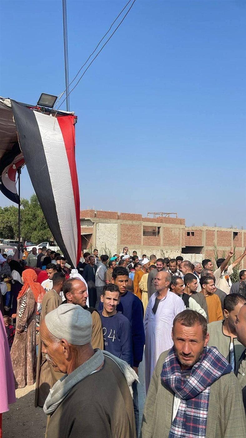 إحتشاد أمام اللجان