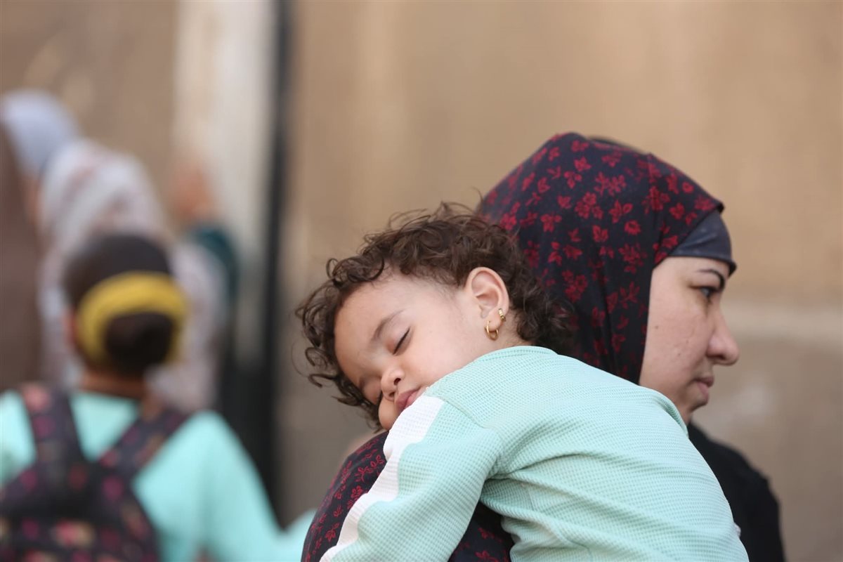 إبنتها نامت و هى تدلى بصوتها