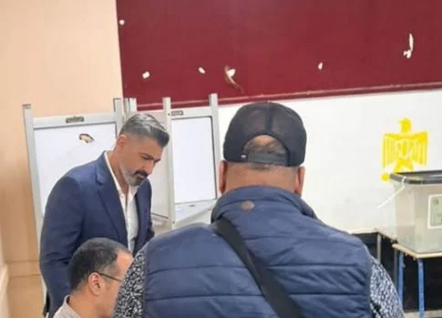 ياسر جلال يدلي بصوته في انتخابات مجلس النواب 2025