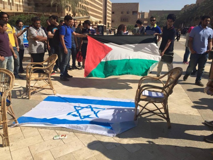 طلاب الجامعة الأمريكية يرفعون علم فلسطين داخل الحرم الجامعي.