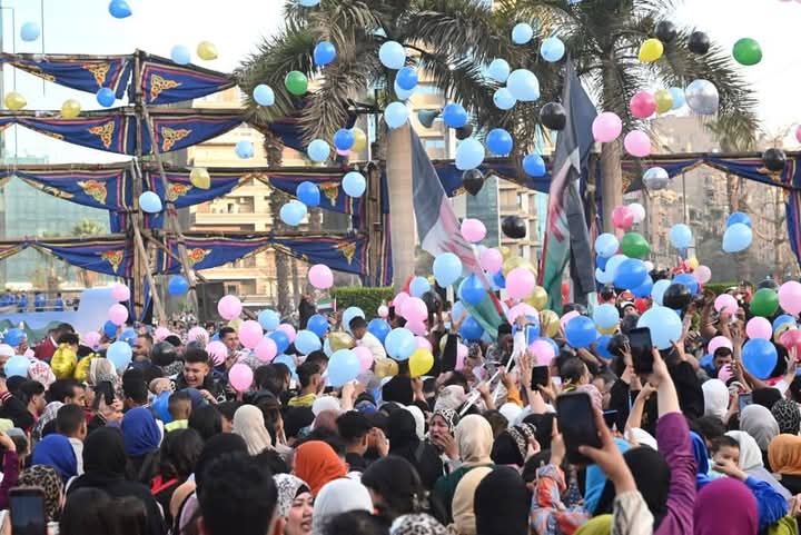 تحب العدية كاش ولا إنستاباي.. كيف يحتفل المصريين بعيد الفطر؟