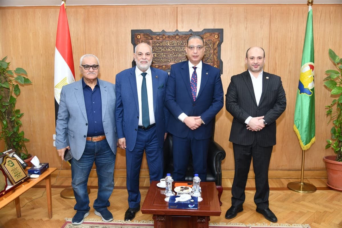 محافظ الفيوم يستقبل المهنئين بعيد الفطر المبارك “صور” محافظ الفيوم يستقبل المهنئين بعيد الفطر المبارك