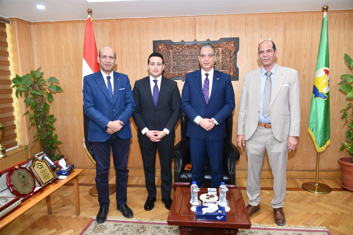 محافظ الفيوم يستقبل المهنئين بعيد الفطر المبارك “صور” محافظ الفيوم يستقبل المهنئين بعيد الفطر المبارك