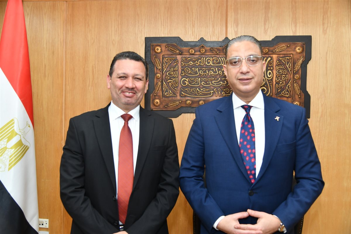 محافظ الفيوم يستقبل المهنئين بعيد الفطر المبارك “صور” محافظ الفيوم يستقبل المهنئين بعيد الفطر المبارك