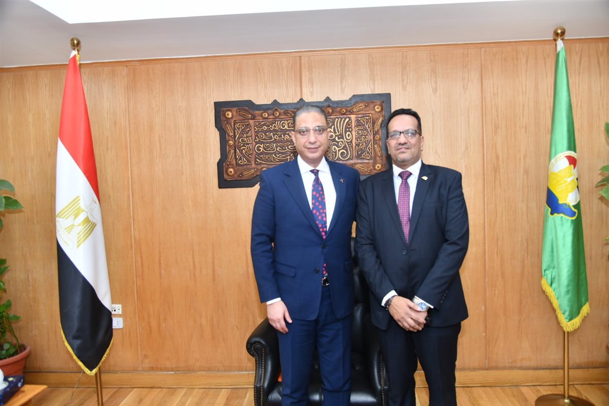 محافظ الفيوم يستقبل المهنئين بعيد الفطر المبارك “صور” محافظ الفيوم يستقبل المهنئين بعيد الفطر المبارك
