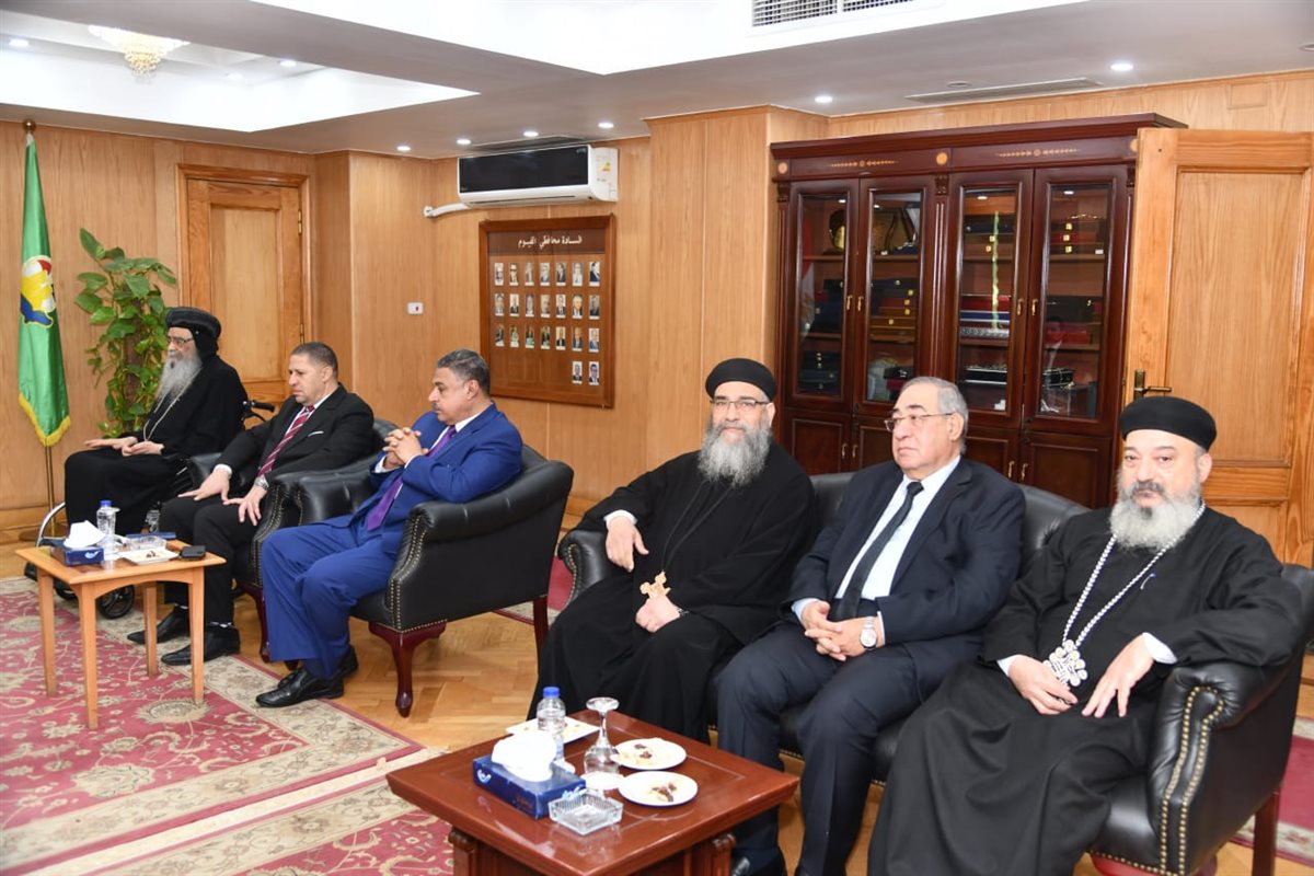 محافظ الفيوم يستقبل المهنئين بعيد الفطر المبارك “صور” محافظ الفيوم يستقبل المهنئين بعيد الفطر المبارك