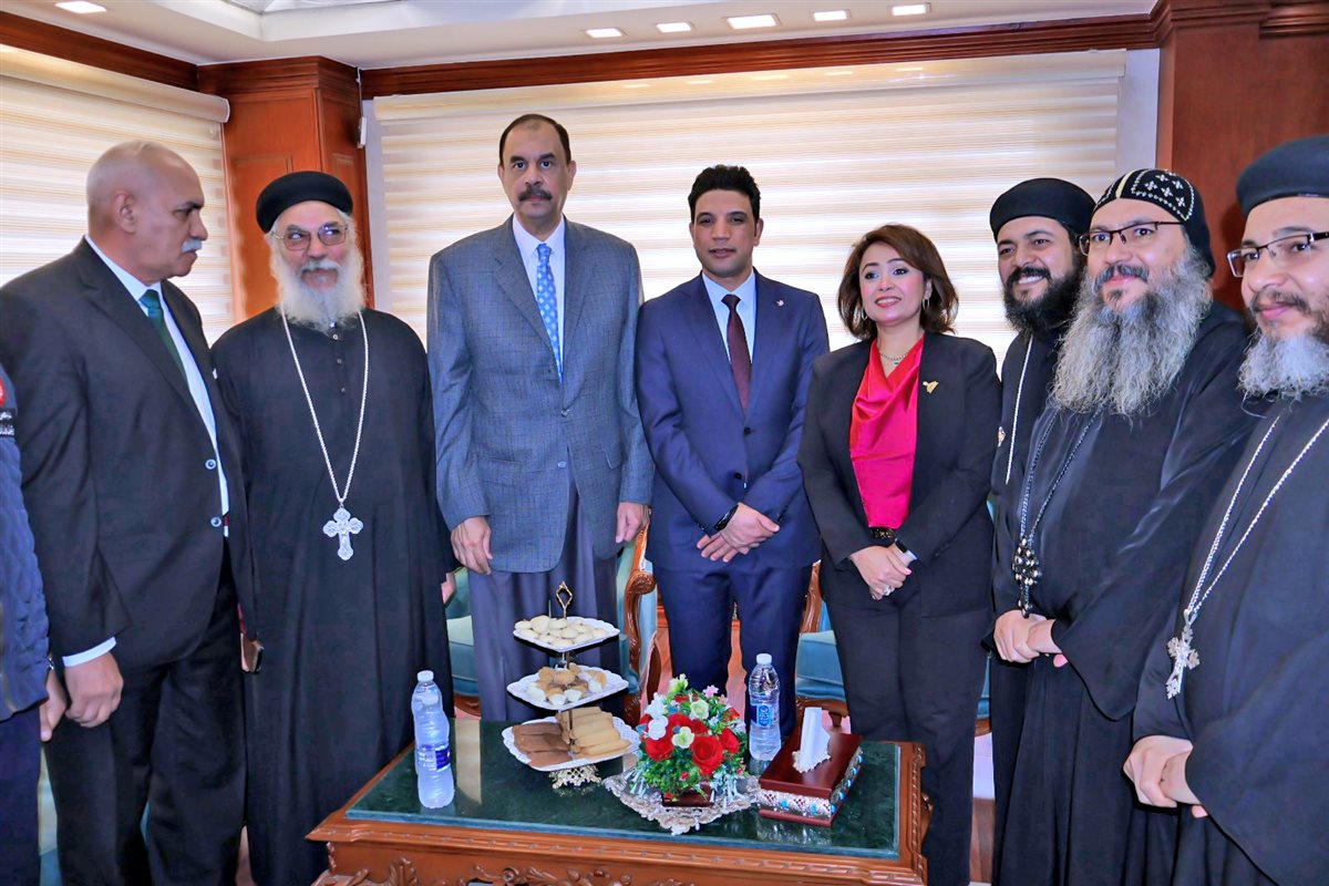 محافظ سوهاج يستقبل المهنئين بالعيد