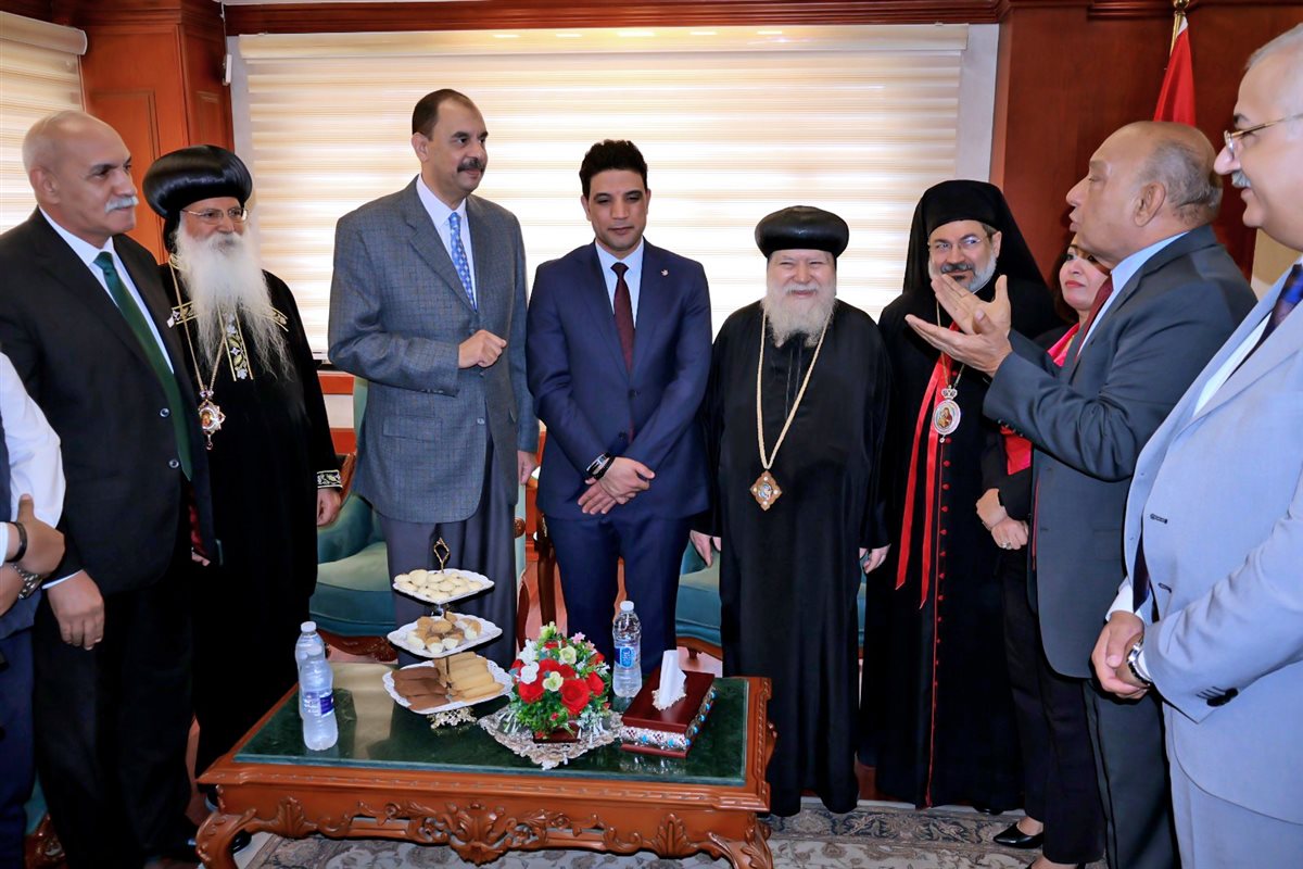 محافظ سوهاج يستقبل المهنئين بالعيد