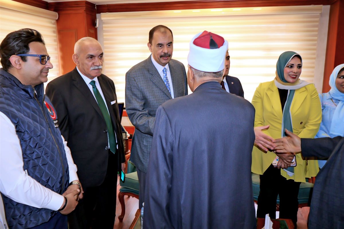محافظ سوهاج يستقبل المهنئين بالعيد