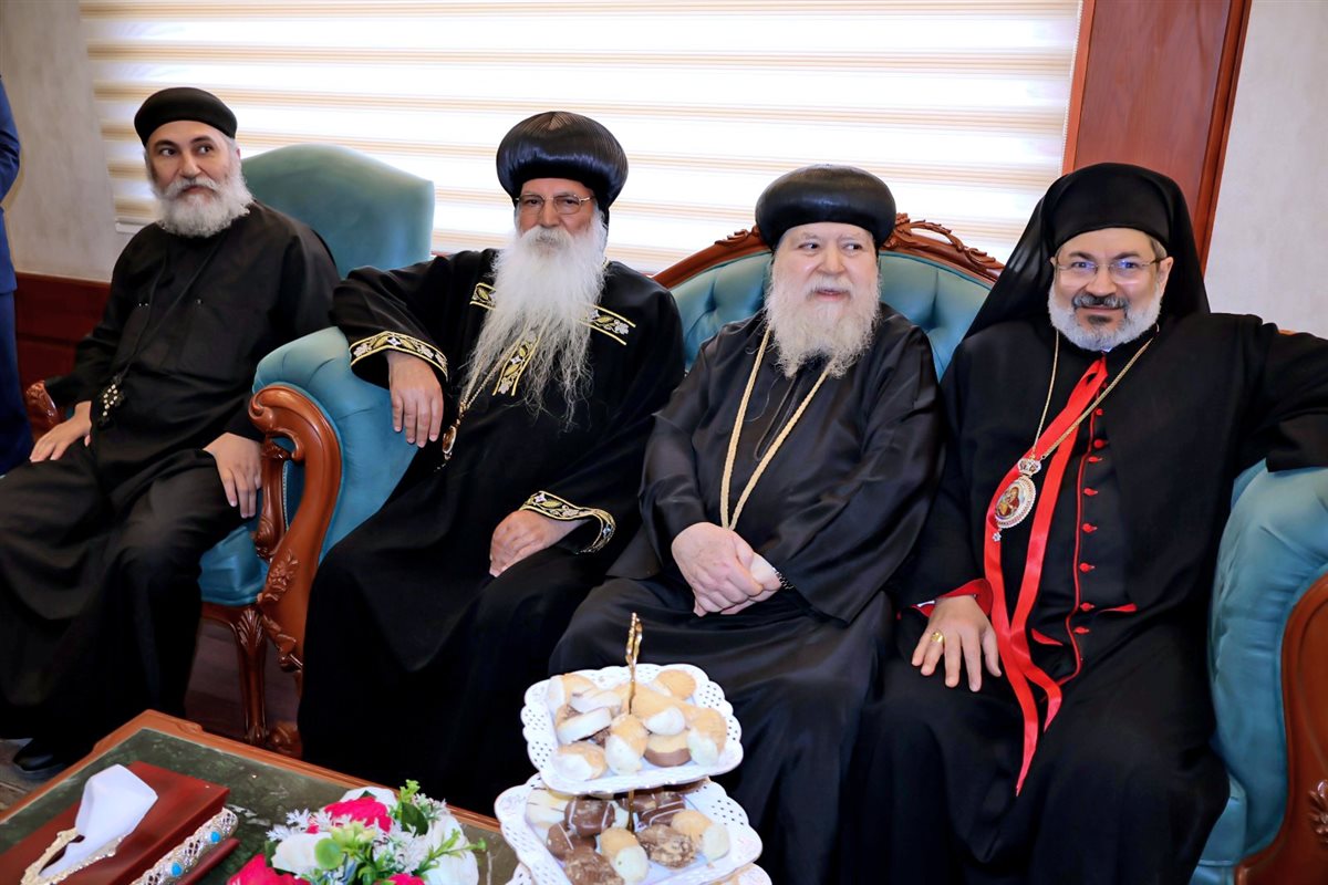 محافظ سوهاج يستقبل المهنئين بالعيد